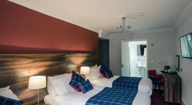 Трёхместный номер Standard Royal West End Hotel