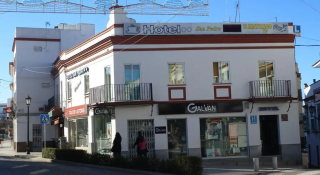 Hotel San Pedro, Забронировать Отель Отели Кармона с парковкой, рядом с Церковь Санта-Мария-де-ла-Асунсьйон, Парковка