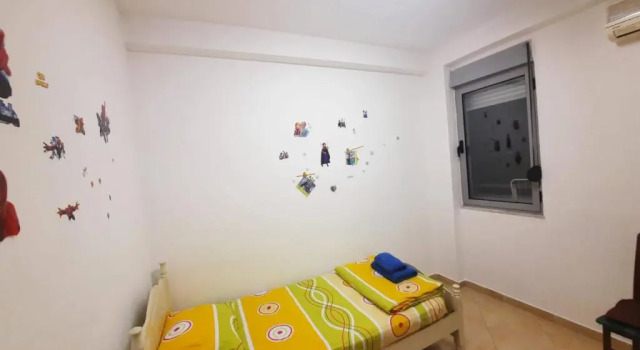 Mia's lovely two bedroom apartment, Забронировать Апартаменты/квартира Отели области Тираны с парковкой, Парковка