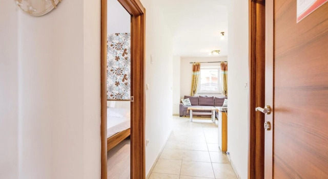 Beautiful Home in Valbandon With Wifi and 4 Bedrooms, Prenota Hotel Hotel a Valbandon con piscina, Piscina