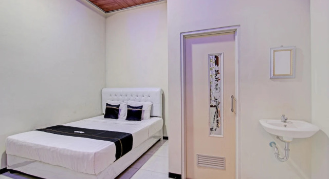 Camera Deluxe Capital O 93244 Angkasa Inn
