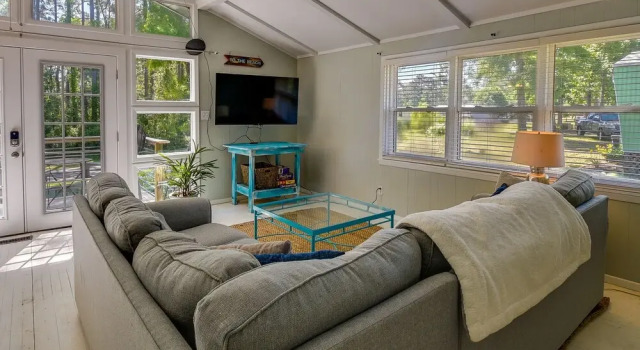 Коттедж Oak Island Vacation Rental - 2 Blocks to Beach!