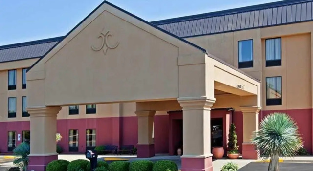 Кровать в общем номере Hampton Inn Louisville/I-65/Brooks Road