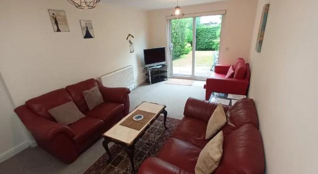Central Modern Apartment with Free Parking And Private Garden