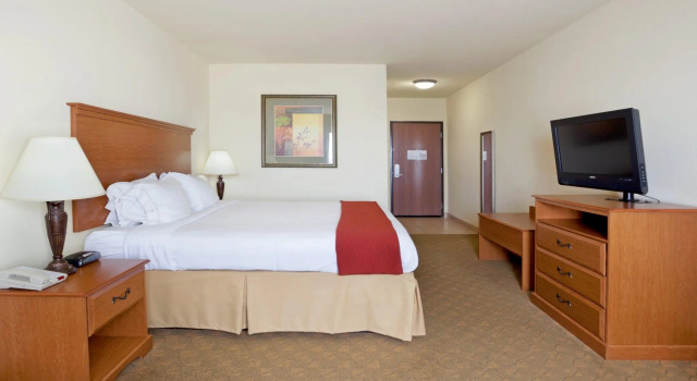 Двухместный номер Standard с видом на озеро Holiday Inn Express Hotel & Suites Zapata by IHG