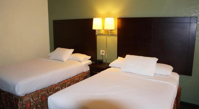 Четырёхместный номер Standard Regency Inn Pittsburg