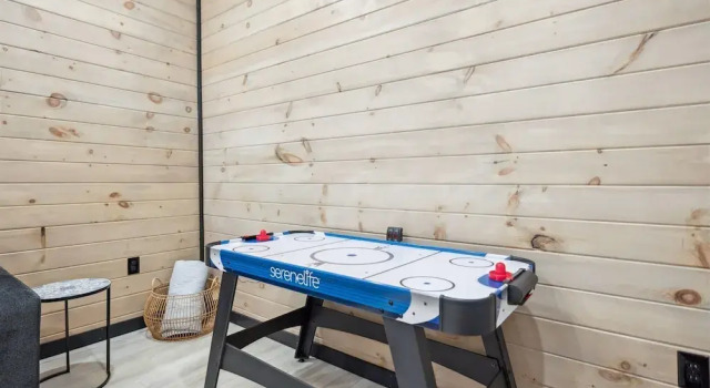 Апартаменты New Cabin w Indoor Swim Spa Hot Tub Gameroom