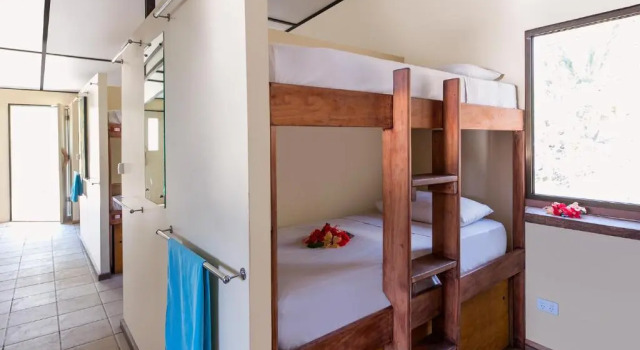 Кровать в общем номере Mantaray Island Resort