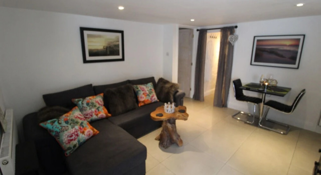 Beautiful Cosy 1 Bedroom Basement Apartment