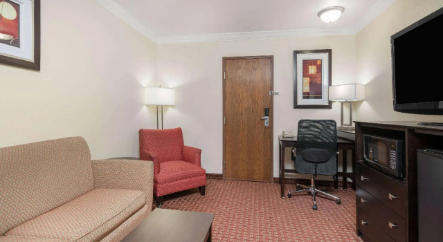 Двухместный люкс AmericInn by Wyndham Johnston Des Moines