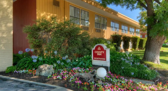 Days Inn & Suites by Wyndham Mountain View