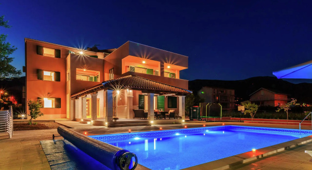Comfortable Villa in Kaštel Novi with Pool, Đặt Biệt thự Khách sạn ở Rudine có hồ bơi, Hồ bơi