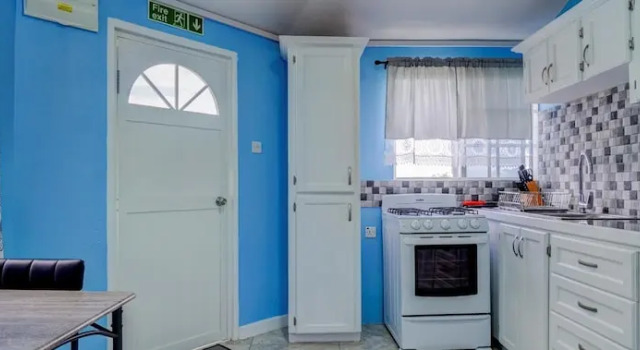 Апартаменты Your quaint home just steps from beach