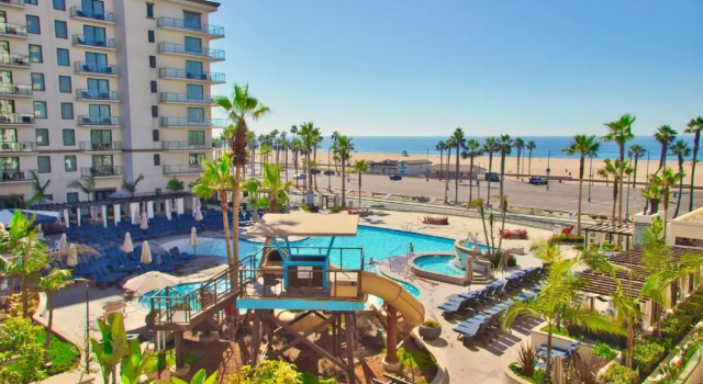 Номер Standard с частичным видом на океан The Waterfront Beach Resort, A Hilton Hotel