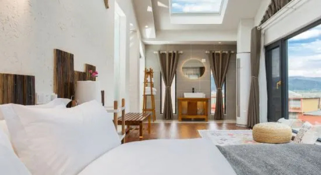Кровать в общем номере с 5 комнатами Gulu‘s house Lake View Smart Holiday Hostel