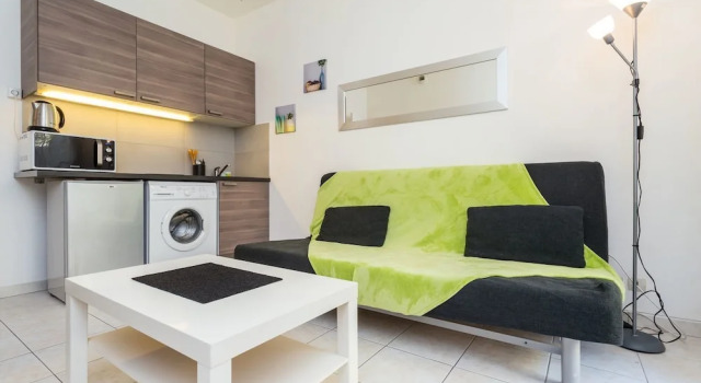 The Sunny Patio 1-BR -Terrace Beach, Забронировать Апартаменты/квартира Fabron Ницца, рядом с Пляж Фаброн