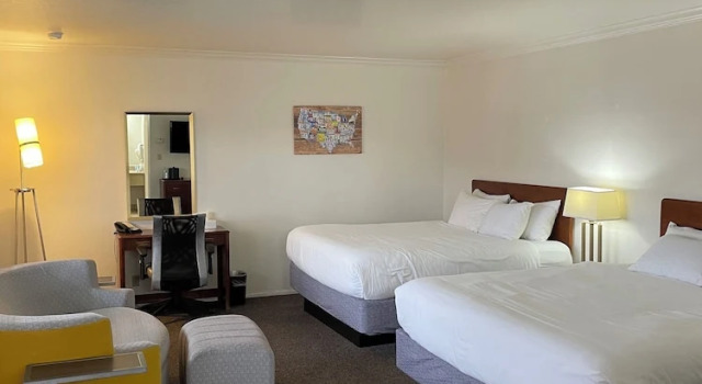 Четырёхместный номер Standard Econo Lodge Inn & Suites Vernal near Dinosaur Monument