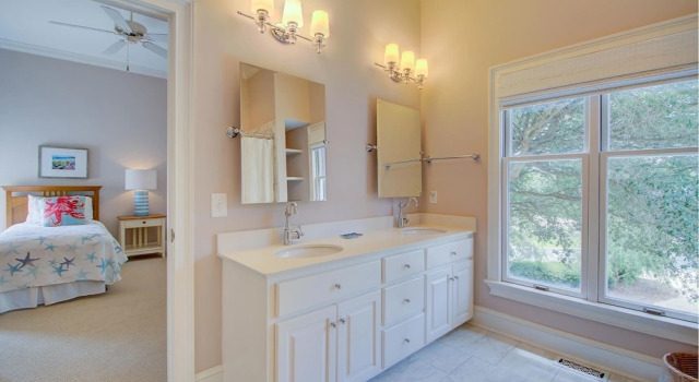 #102 Eastland House 7 Bedrooms 6.5 Bathrooms Home, Book Feriehus Sommerhuse i Debordieu Colony, Hytte