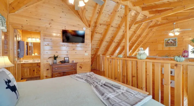 Romantic Cabin w/ Hot Tub in Pigeon Forge!, Забронировать Отель Отели Пиджен-Фордж с парковкой, рядом с Семейный парк Goats on the Roof, Парковка