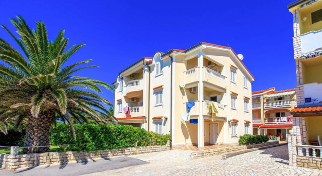 Beautiful Home in Banjol With Wifi and 2 Bedrooms, Prenota Hotel Hotel a Isole Quarnerine con parcheggio, Parcheggio