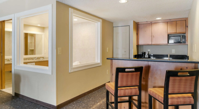 Четырёхместный люкс Best Western Greenfield Inn
