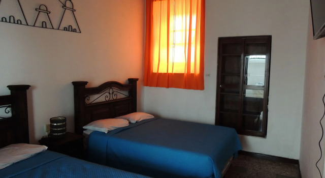 Feathers Hotel and Lounge - Hostel