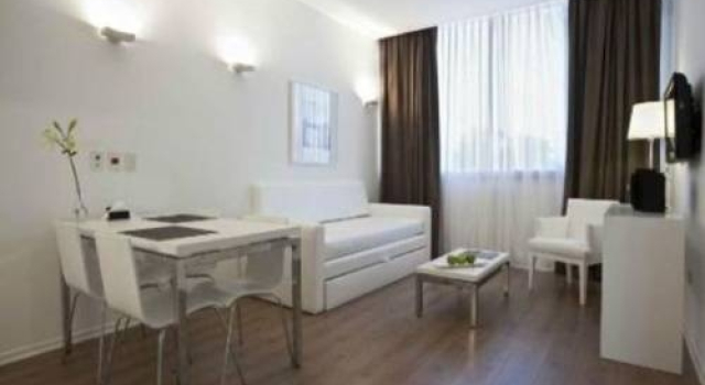 HABITAE SENIOR SUITES ex Rental Suites Pilar, Book Hotel Hoteller i Pilar med pool, Swimmingpool
