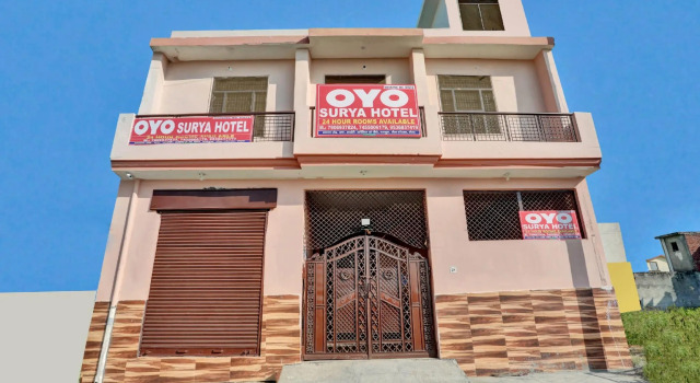 OYO Flagship 83519 Hotel Surya, Забронировать Отель Отели Мератх с парковкой, Парковка