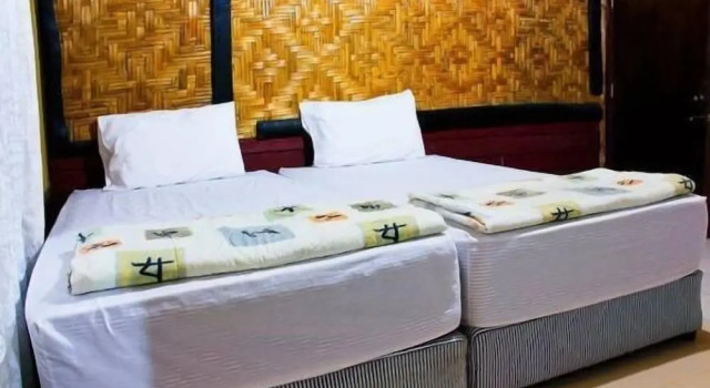 Кровать в общем номере с балконом и с видом на озеро Khaochan Resort