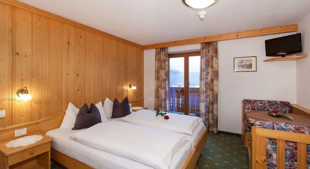 Hotel Jagdhof, Забронировать Отель Отели Сельва-ди-Валь-Гардена 3 звезды, рядом с Бугельный подъёмник Нивес (нижняя станция), 3*