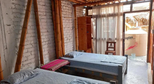 Кровать в общем номере Wallys House Mancora