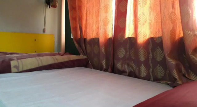 Кровать в общем номере Ganga Fuji Home