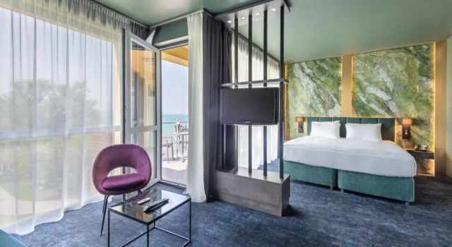 Полулюкс Hotel Azur Premium