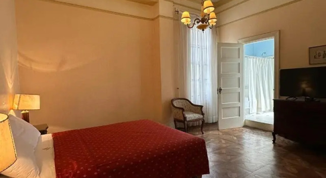 Семейный номер Classic с балконом Gran Hotel Bolivar