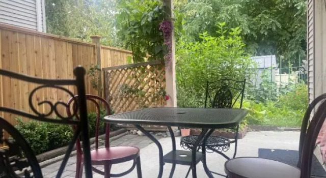 Holiday House in Coquitlam Center, Забронировать Отель Кокуитлам Lower Mainland British Columbia