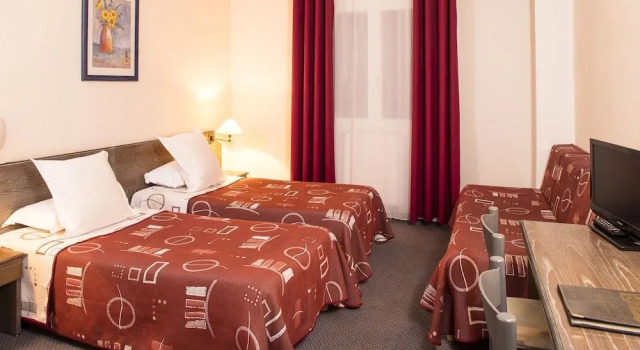 Hotel Le Montaigu, Rezerwuj Hotel Esquieze-Sere Langwedocja-Roussillon