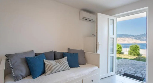 A White Cliffside Studio, Book Apartment Pag Pag Island