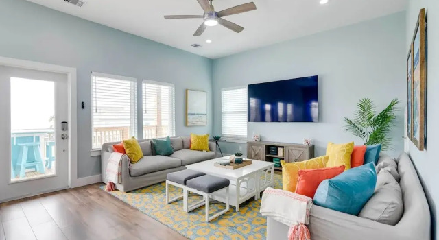 Steps to Coast! Beach Home w/ 2 Decks in Galveston, Varaa Lomakoti Mökit kohteessa Houston, Mökki