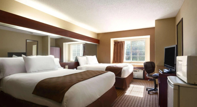 Четырёхместный номер Standard Microtel Inn by Wyndham Spartanburg Duncan