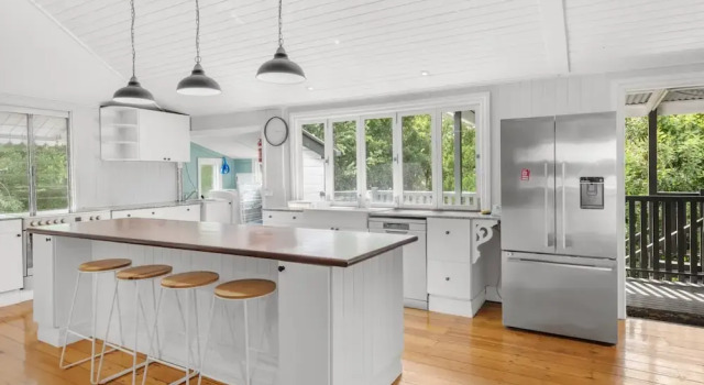 Relaxing Retreat With Outdoor Space in Fairfield, Забронировать Отель Брисбен Brisbane Region, рядом с Квинслендский университет