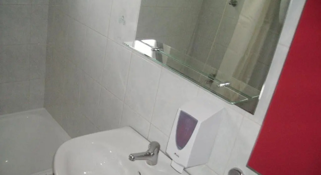 Кровать в общем номере Sunny House
