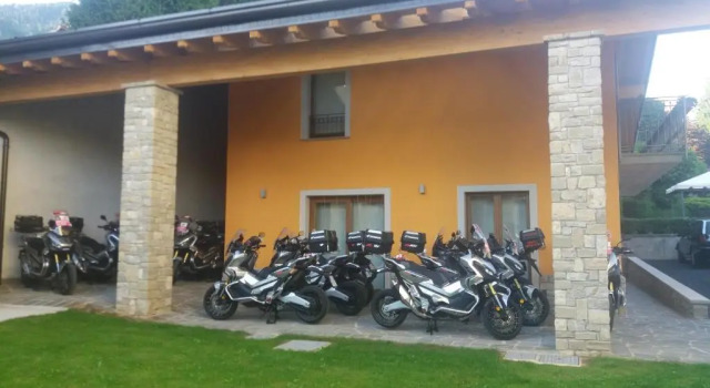 Hotel Ferrari, Забронировать Отель Кастьоне-делла-Презолана Bergamo Province