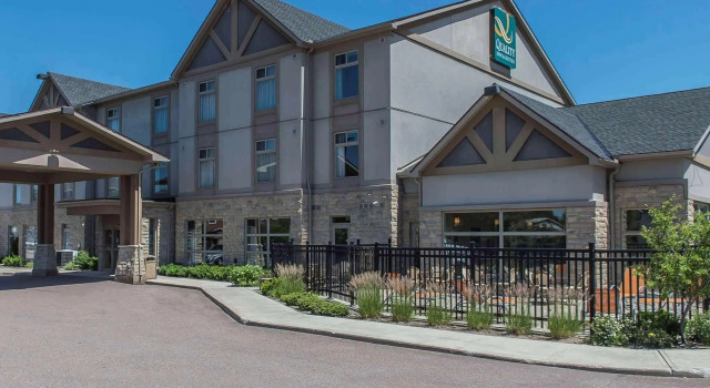 Кровать в общем номере Quality Inn & Suites