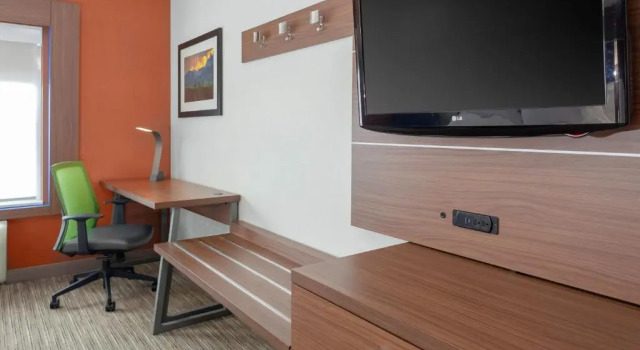 Четырёхместный номер Standard Holiday Inn Express & Suites Interstate 90 by IHG