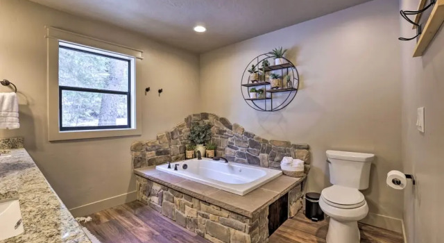 Коттедж Family-friendly Cabin: Pool Access, Bikes & Games