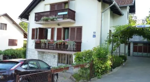 Rooms Beba, Book Pension Hoteller i Karlovac county med parkering, Parkering