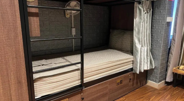 Кровать в общем номере Hanoi Luxury Hotel