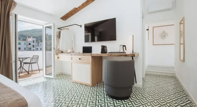 Elegant Suite With Balcony In Sorrento Center Near Oldtown, Забронировать Апартаменты/квартира Отели Сорренто с парковкой, рядом с St.Francis Church and Convent, Парковка