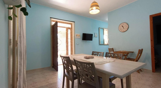 Snug holiday home in Pachino with a balcony/terrace, Book Hotel Hotels in Sicily with Parking, Parking