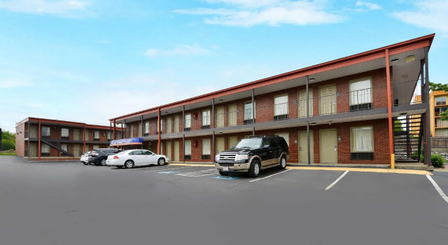 Кровать в общем номере Americas Best Value Inn Near Downtown Nashville